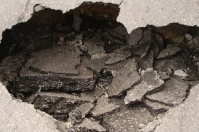 На вулиці Пасічній у Львові провалився асфальт