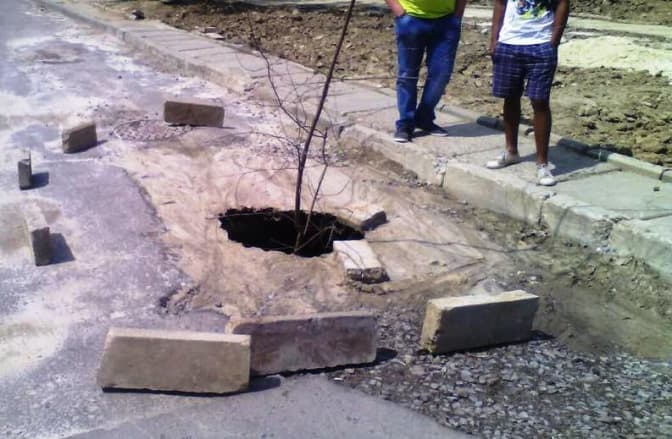 Ситуація на дорогах: на Сихові утворилася вирва на дорозі