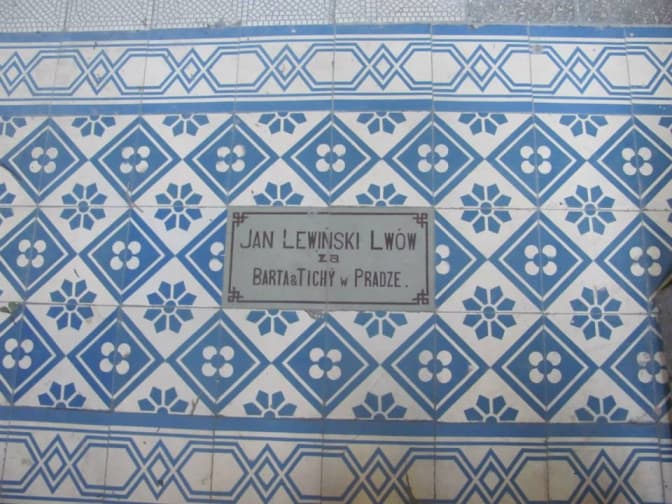 Що приховують польськомовні написи у Львові