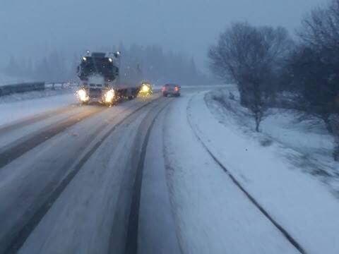 У Карпатах дороги засипало снігом. Фото