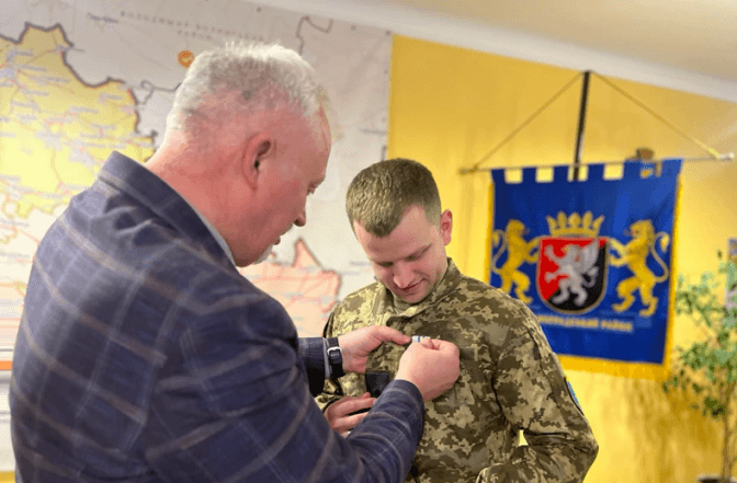 Захисник зі Львівщини отримав нагрудний знак «Срібний хрест» від Залужного