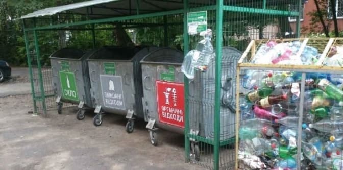 На сміттєві контейнери почали клеїти наліпки для сортування