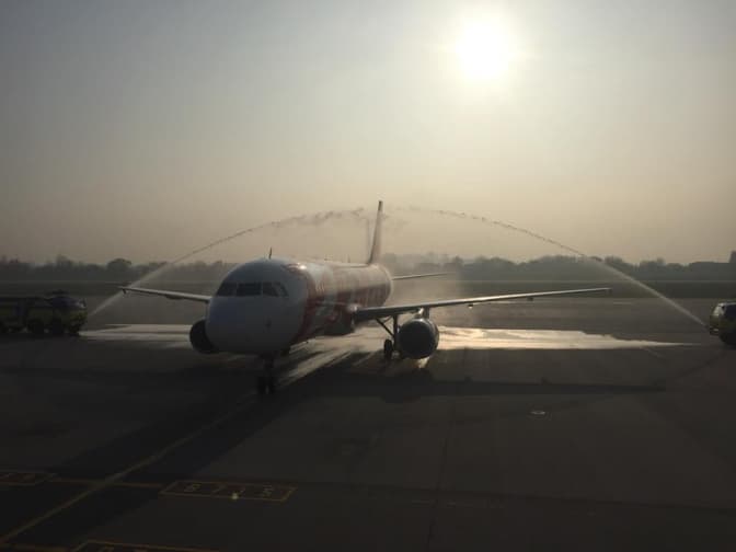 До Львова прилетів перший літак з Мілана. Фото