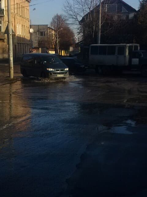 Ситуація на дорогах Львова: на вулиці Хімічній – витік води. Фото