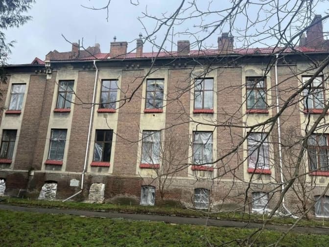 Біля Львова прибрали територію на місці ракетного удару. Будівля університету потребує ремонту