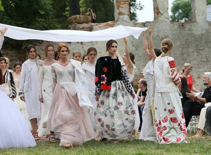 Український haute couture. Оксана Караванська представила нову колекцію у Митрополичих садах