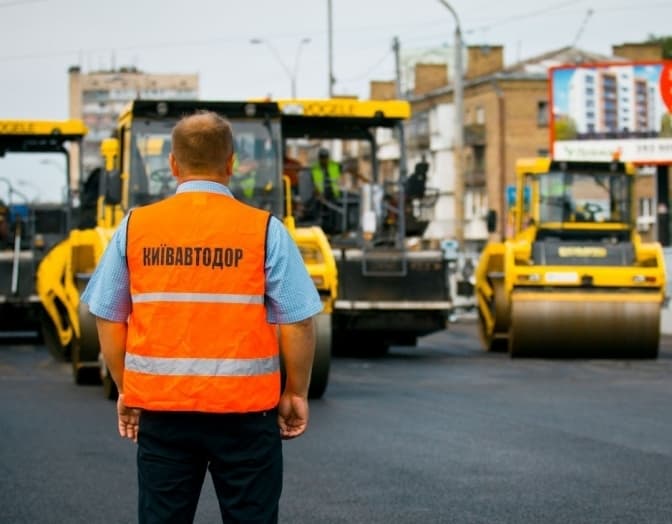 Внаслідок нічної атаки пошкоджена техніка «Київавтодору»