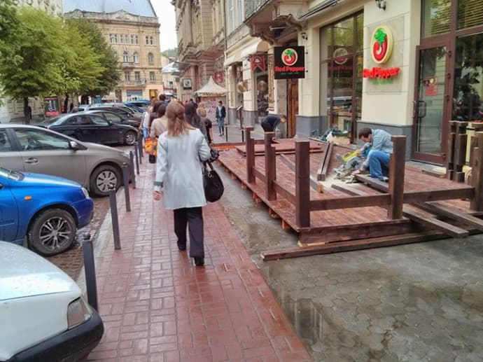 У центрі Львова пішоходи змушені рухатись велосипедною доріжкою