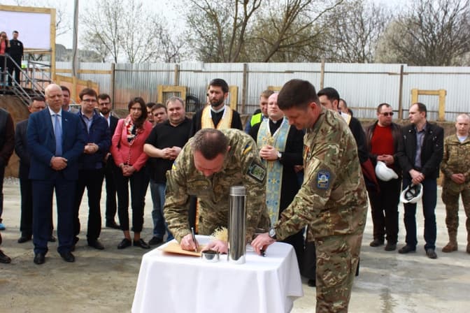 Фото дня у Львові: у місті заклали капсулу у фундамент будинку для учасників АТО