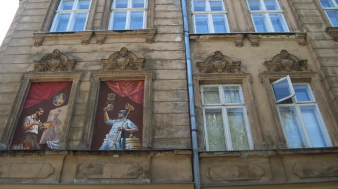 У центрі Львова на "сліпих" вікнах з'явилися ремісники