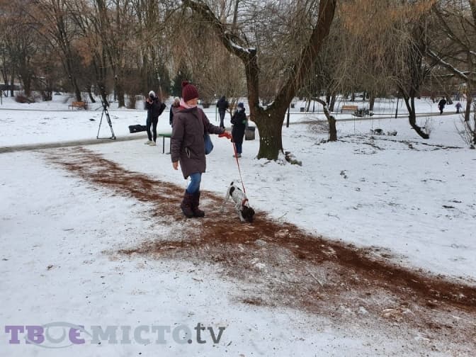 Експеримент у Львові. У парку почали посипати доріжки кавовою гущею. Фото, відео