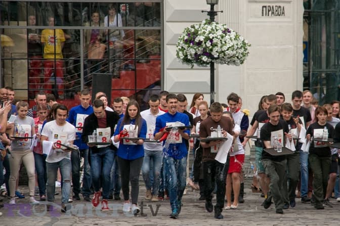 Як львівські кельнери змагались у швидкості. Фоторепортаж