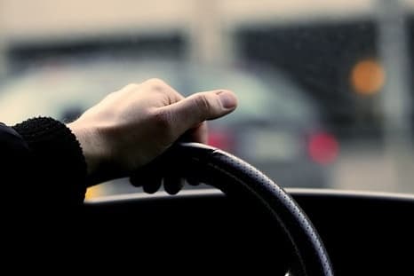 В Раді пропонують штрафувати водіїв маршруток за рахування грошей під час руху