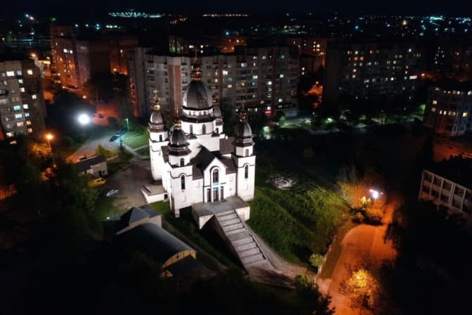 На Сихові у Львові підсвітили два храми. Атмосферні фото