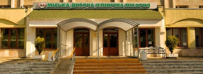 У львівській дитячій лікарні чоловік побив двох лікарів та розгромив приймальню