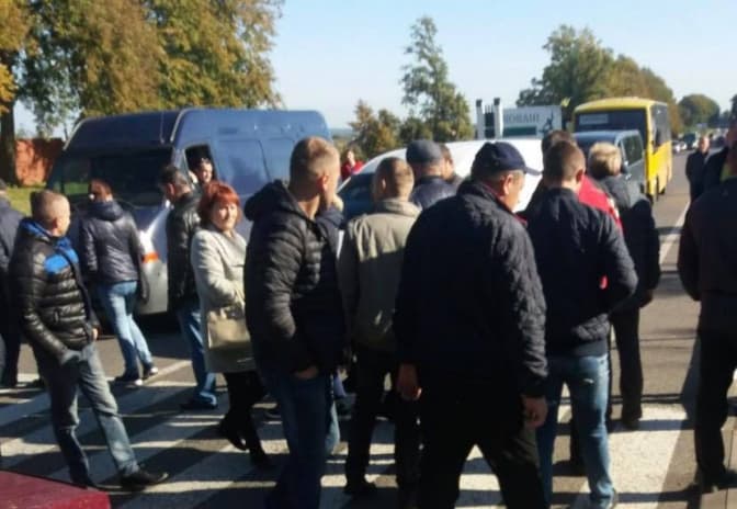 На Львівщині перекрили прикордонну трасу. Рух ускладнений