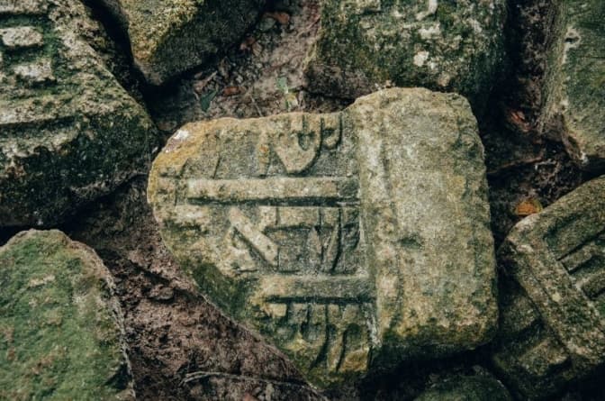 У центрі Львова впорядковують фрагменти надгробків на території колишнього єврейського цвинтаря