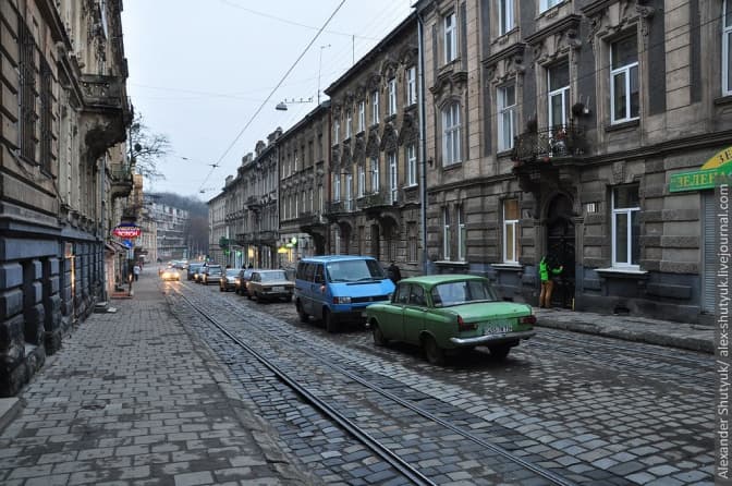 Трамвай не об’їде: на двох вулицях Львова заборонили паркування