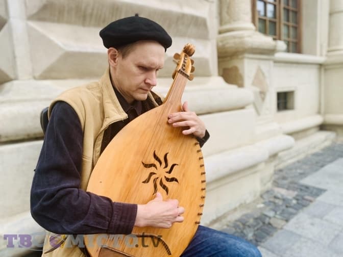 Як посеред гамірного Львова співає незрячий лірник-бандурист. Відео