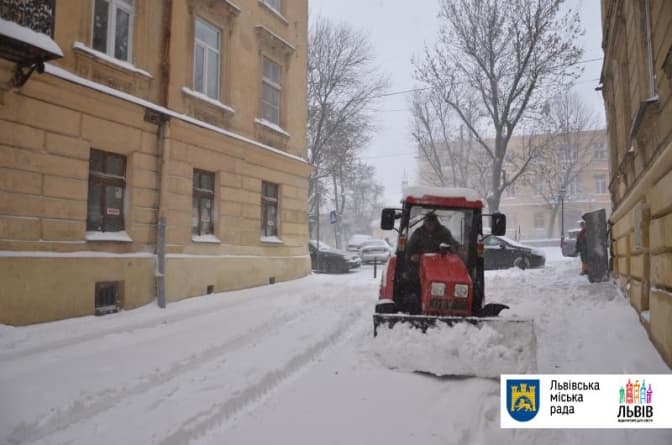 У Львові власників магазинів просять прибрати сніг біля своїх закладів