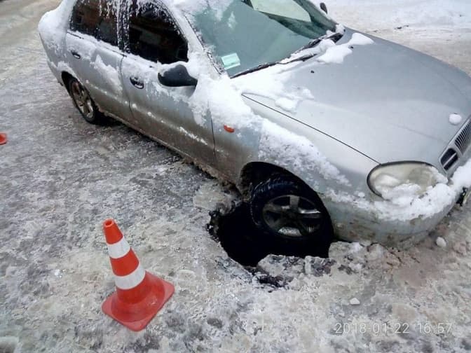 У Львові на вулиці Вeтеранів машина провалилася в колектор. Фото