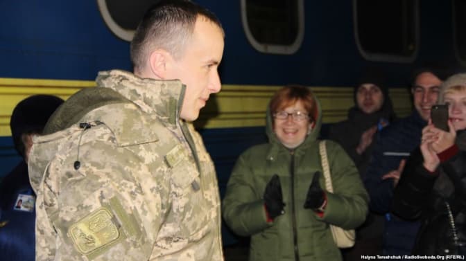 Львів’яни зустріли на вокзалі звільненого з полону Тараса Колодія