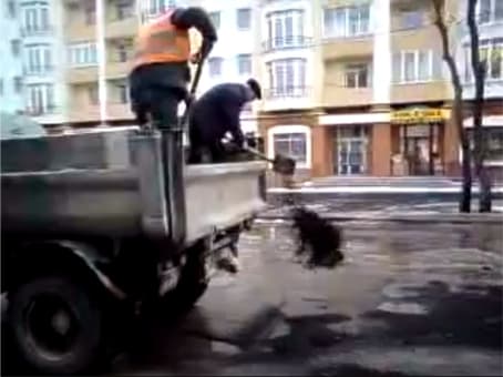 У Шевченківській райадміністрації Львова прокоментувати відео, на якому комунальники засипають ями