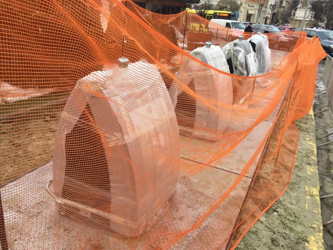 У Львові встановили перші підземні контейнери для сміття. Фото