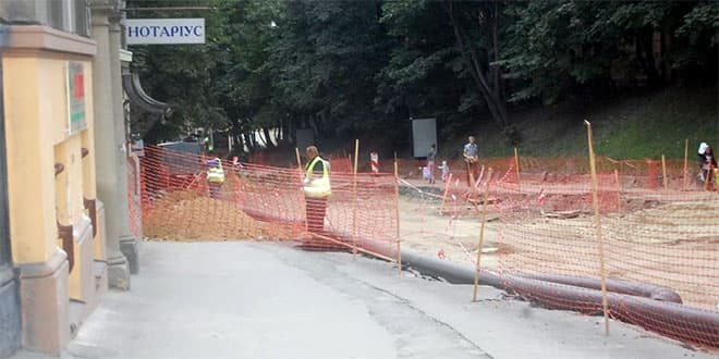 Через ремонтні роботи на вулиці Коперника у Львові перекрили тротуар