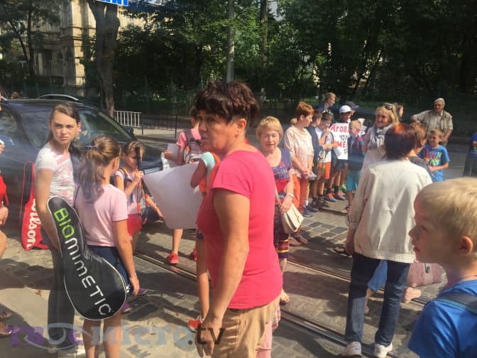 Противники реконструкції палацу спорту у Львові перекрили вулицю Мельника. Фото