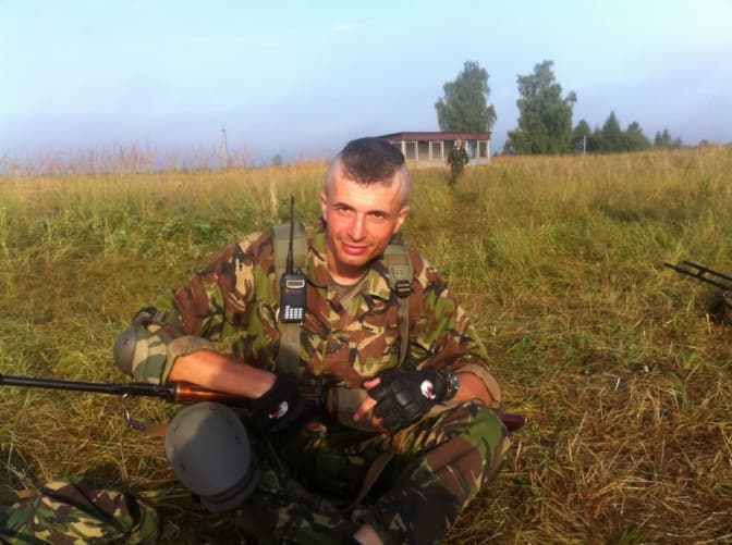 Український десантник заспівав про перші дні на війні. Відео