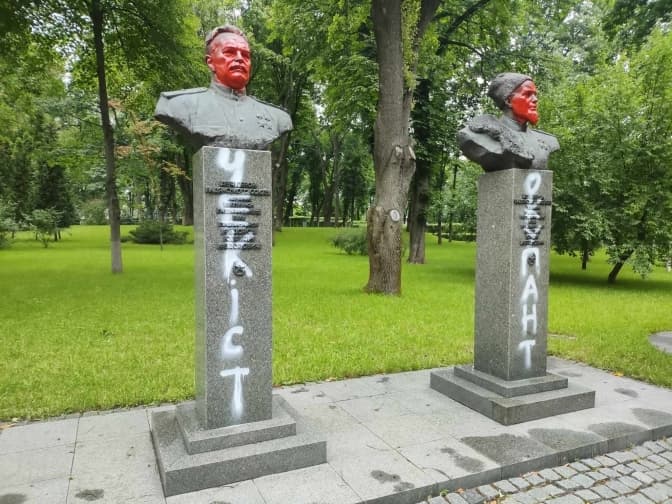 У Києві у парку Слави демонтували погруддя деяких радянських діячів