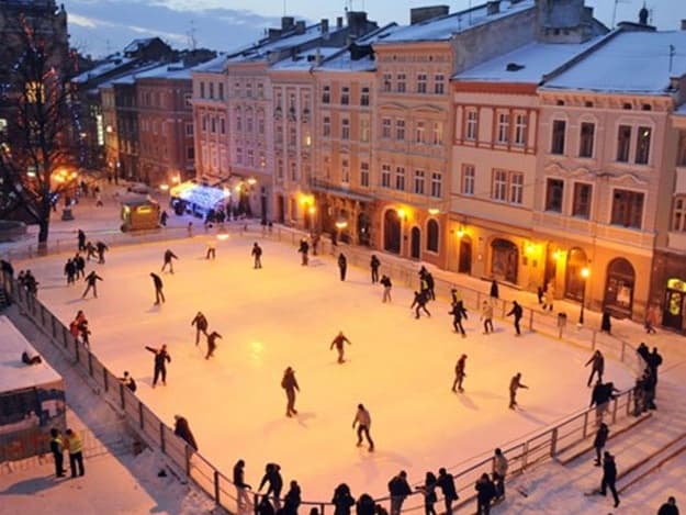 Коли у центрі Львова запрацює зимова ковзанка