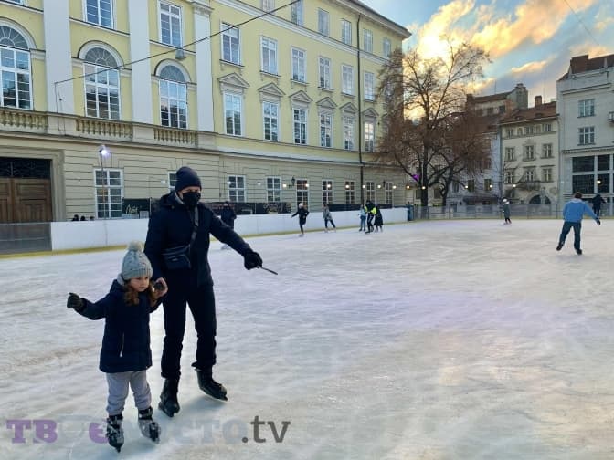 На площі Ринок запрацювала ковзанка. Ціни, графік та інші локації