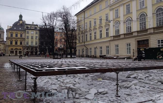 Фото дня. На Ринку у Львові демонтували ковзанку