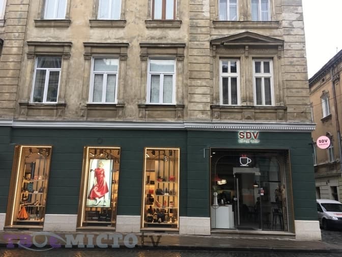 Власника магазину на Краківській зобов’язали перефарбувати фасад у автентичний колір