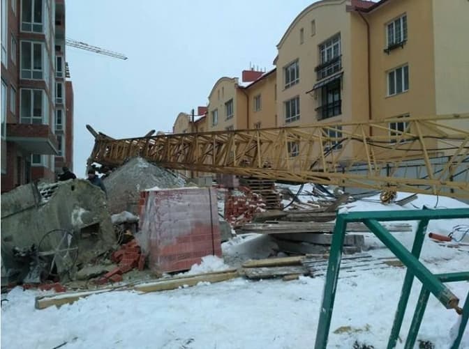 У Львові впав кран: загинув працівник новобудови