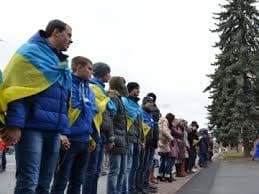 Львів'яни утворять живий ланцюг