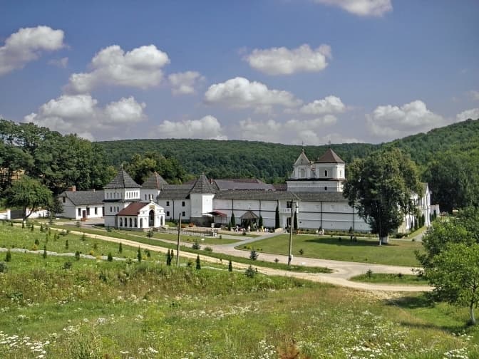 На Львівщині після спалаху Covid-19 відкрили Унівську лавру