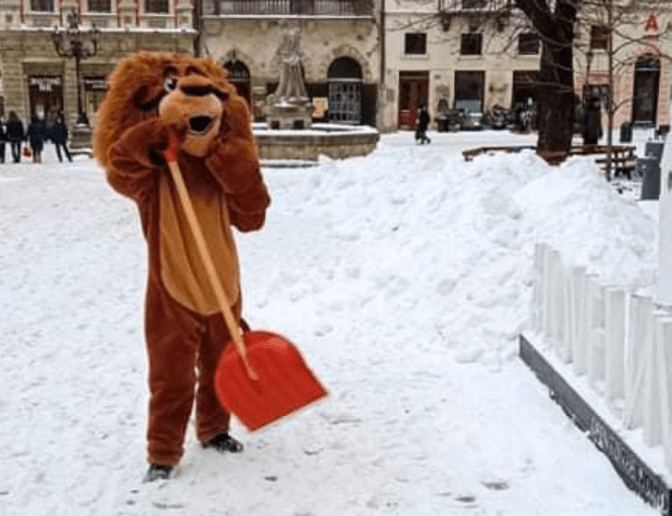 Лев із лопатою прибирає центр Львова від снігу. Фото дня