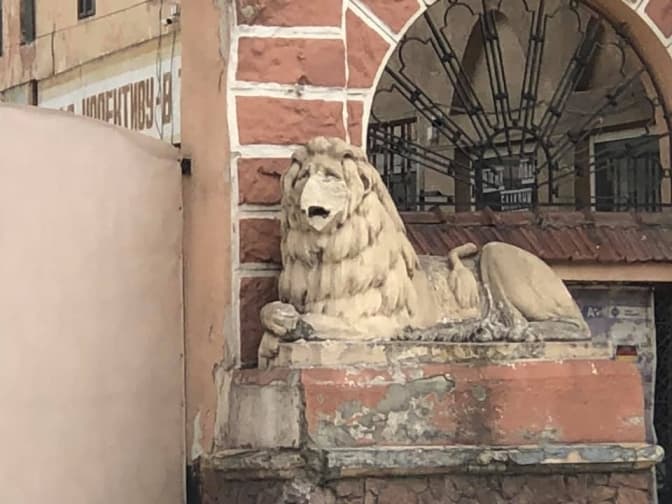 У Львові будівельники пошкодили понад 100-річну скульптуру леву