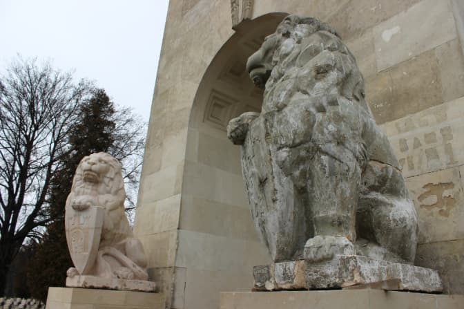 На Личаківському кладовищі знову пошкодили скульптури левів. Доповнено