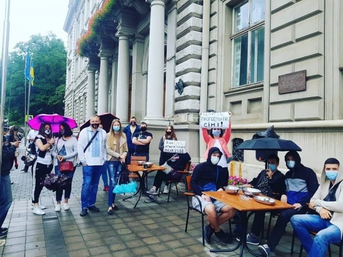 У Львові протестували власники барів і караоке-клубів. Фото