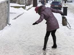 Через непосипані тротуари у центрі Львова дуже слизько