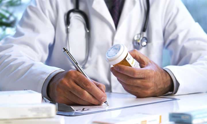 «Збираються наркозалежні, а територія в шприцах». У Львові скаржаться на приватну клініку