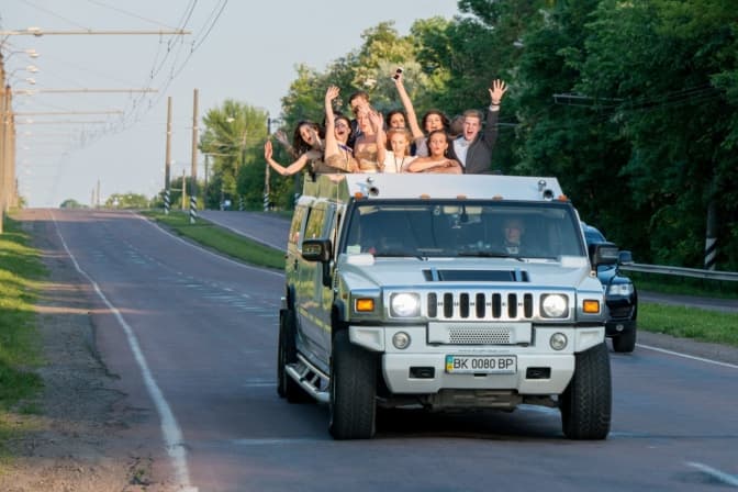 «Випускний» буде і крапка. Як у Львові збирають тисячі гривень на розкішні бенкети