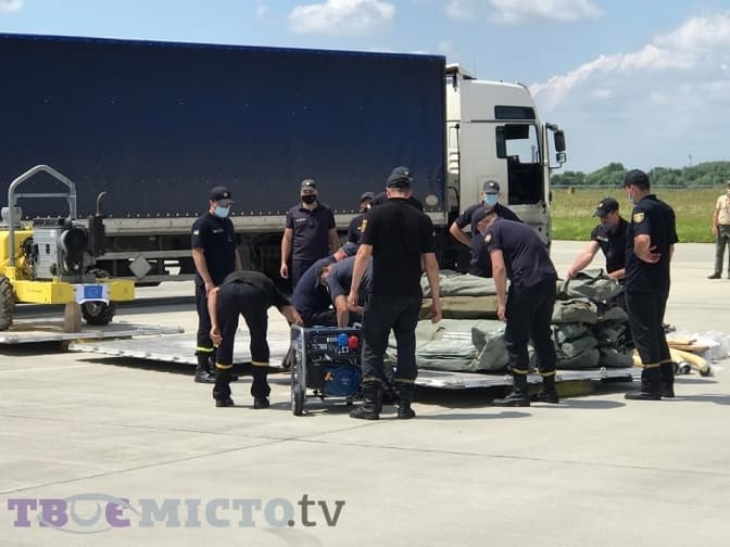 Човни, насоси та жилети. До Львова з Італії прибула допомога для підтоплених карпатських сіл