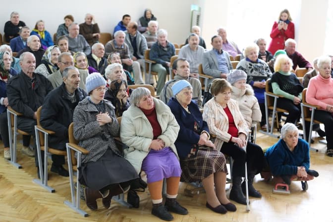 Для літніх людей у львівському геріатричному пансіонаті придбали нові ліжка. Фото