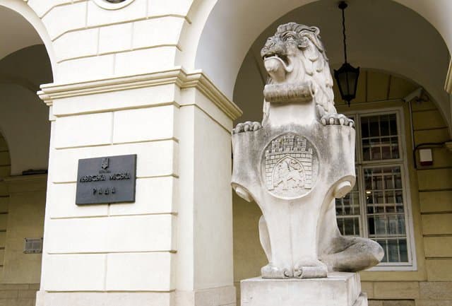 Скорочення працівників мерії і оперативні рішення через Сovid. Tvoemisto.tv транслюватиме сесію ЛМР