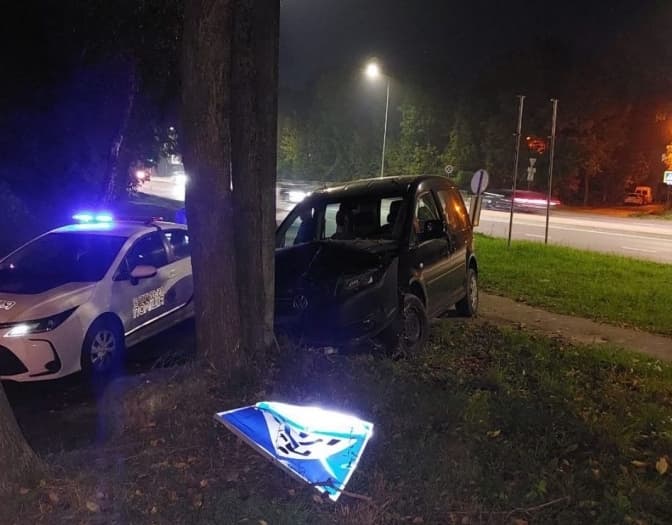 На перехресті вулиць Городоцька – Станційна у Львові п'яний водій в'їхав у дорожній знак